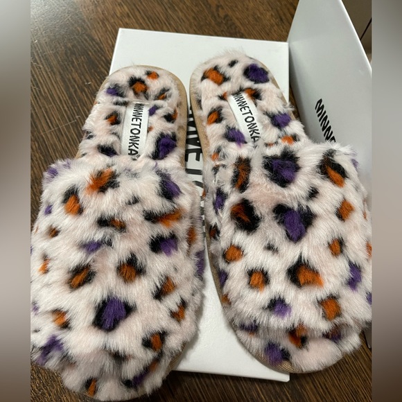 Minnetonka - Lolo in Blush Leopard  Print - Picture 5 of 9